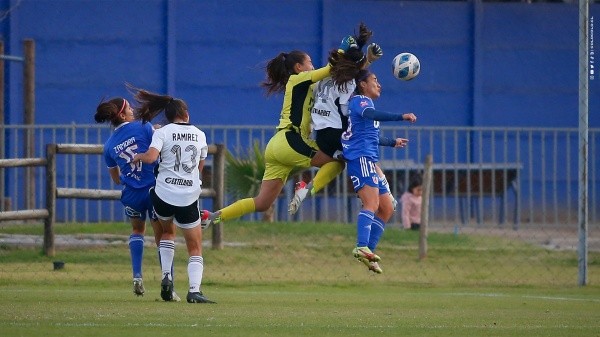 Un choque entre Javiera Grez y una defensora de la U preocupó a todos en el CDA, pero no pudieron atenderla como corresponde. | Foto: Colo Colo