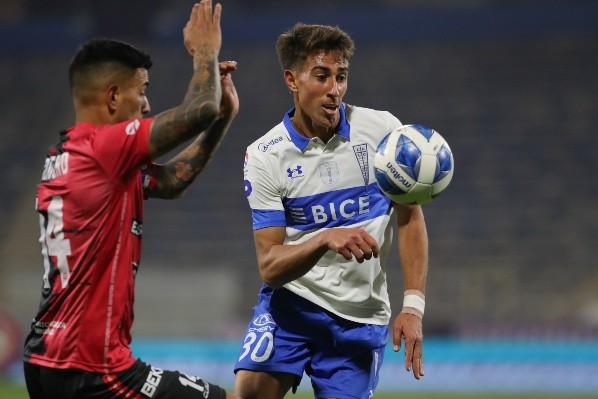 Diego Valencia es otro de los jugadores que puede salir al extranjero y dejar una suma importante para Universidad Católica. Foto: Agencia Uno