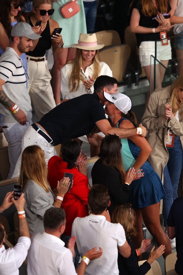 Iga Swiatek y su abrazo con Robert Lewandowski entre los festejos de campeona de Roland Garros.