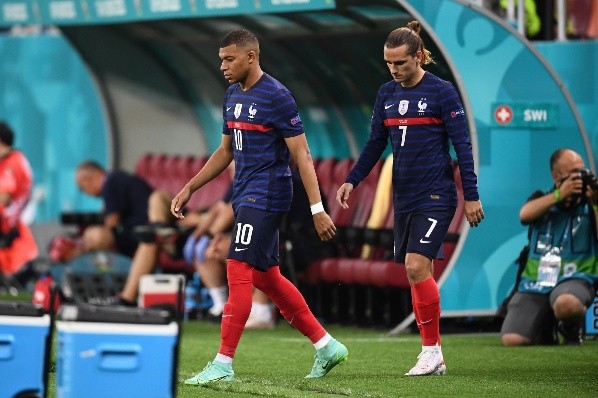 Griezmann le cuida las espaldas a Mbappé y lo defendió con todo. | Foto: Getty