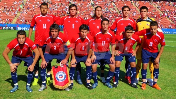 La base del equipo chileno del 2007 con Vidal, Alexis, Isla y Gary.