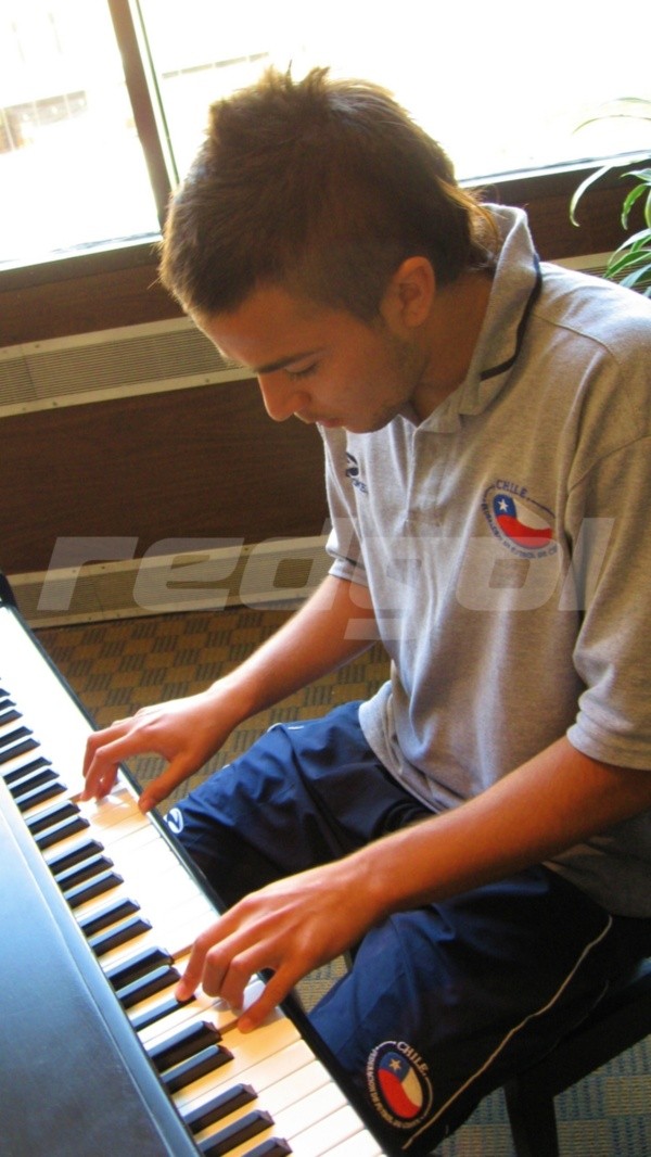 Mathias Vidangossy mostró sus dotes musicales tocando piano