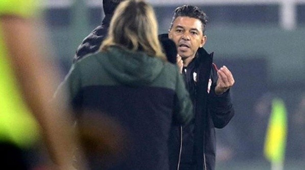 Marcelo Gallardo no entendió por qué Sebastián Beccacece le fue a gritar cosas. El melenudo DT bloqueó el juego y se fue expulsado. Foto: Getty Images