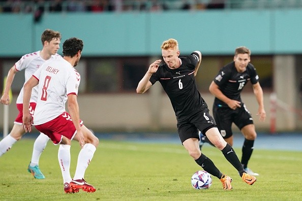 Austria y Dinamarca jugaron con un gran hoyo en el terreno de juego por Nations League. (Foto: Getty Images)