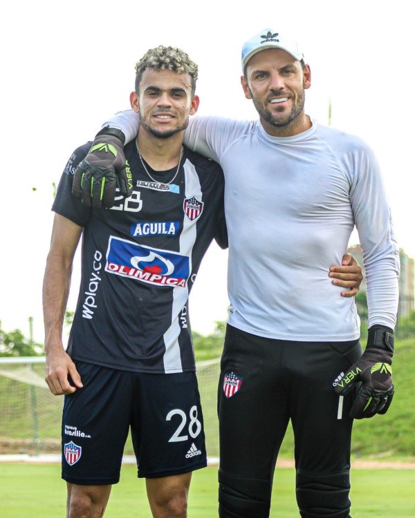 Luis Fernando Díaz entrenó con Junior de Barranquilla y se fotografió junto a Sebastián Viera, quien fuera su compañero con la camiseta del Tiburón. Imagen: Junior.