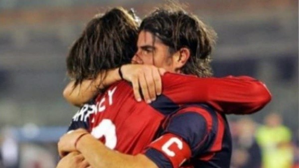 Larrivey se abraza con López en el Cagliari (Archivo)