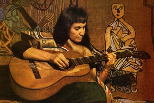 Violeta Parra con su guitarra | Fuente: Museo Violeta Parra