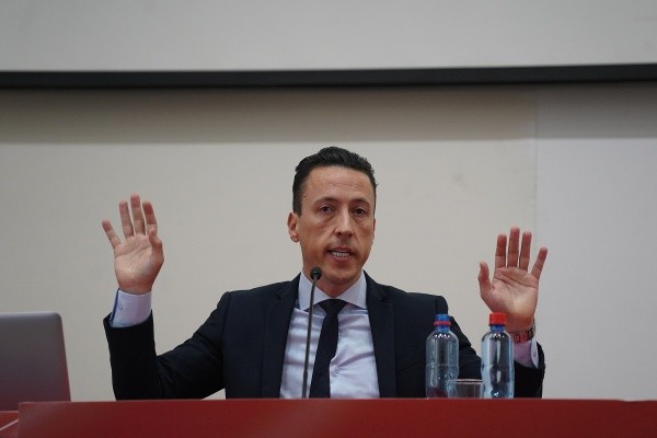 El abogado Eduardo Carlezzo y su mega presentación de pruebas contra Byron Castillo y Ecuador. (Foto: Guille Salazar/RedGol)