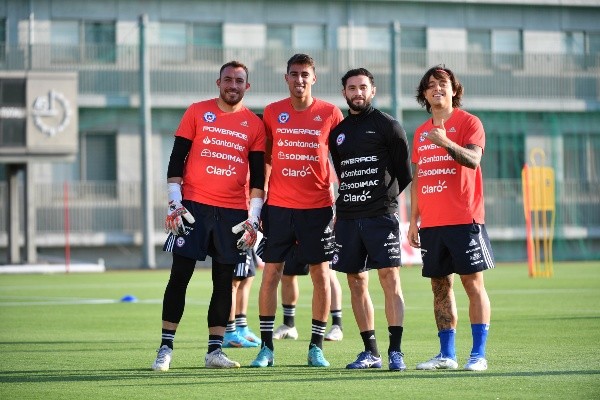 Sebastián Pérez, Diego Valencia, Eugenio Mena y Joaquín Montecinos con sonrisas en el entrenamiento de la Roja | Comunicaciones ANFP