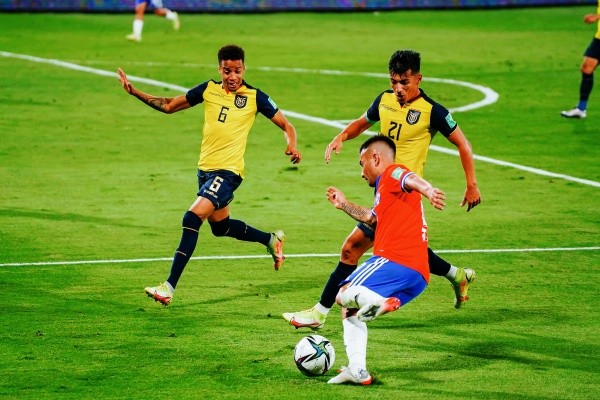 Byron Castillo jugó contra Chile los dos partidos de las eliminatorias (Guille Salazar)