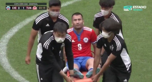 Meneses salió en camilla del encuentro ante Túnez (TNT Sports)