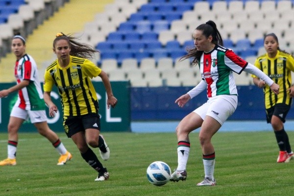 Empate intenso en el Ester Roa entre árabes y aurinegras. (Daniel Pino)