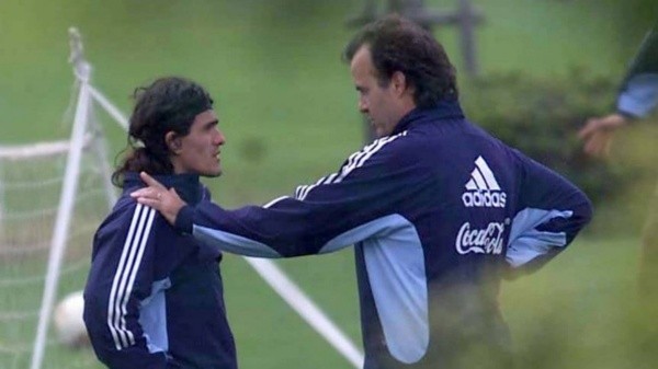 El Burrito Ortega con Marcelo Bielsa en una práctica de Argentina (Archivo)