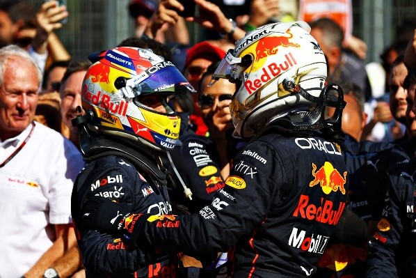 Verstappen y Pérez enorgullecen a Red Bull en el circuito callejero de Bakú. | Foto: Getty