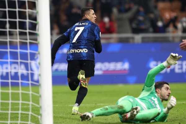 Alexis Sánchez pelea por ganar el premio al mejor gol de la temporada en el Inter de Milán. Foto: Getty Images