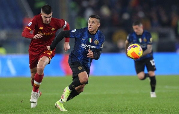Alexis Sánchez y su golazo a la Roma siguen en la pelea por el premio al mejor gol del año en el Inter de Milán. Foto: Getty Images.