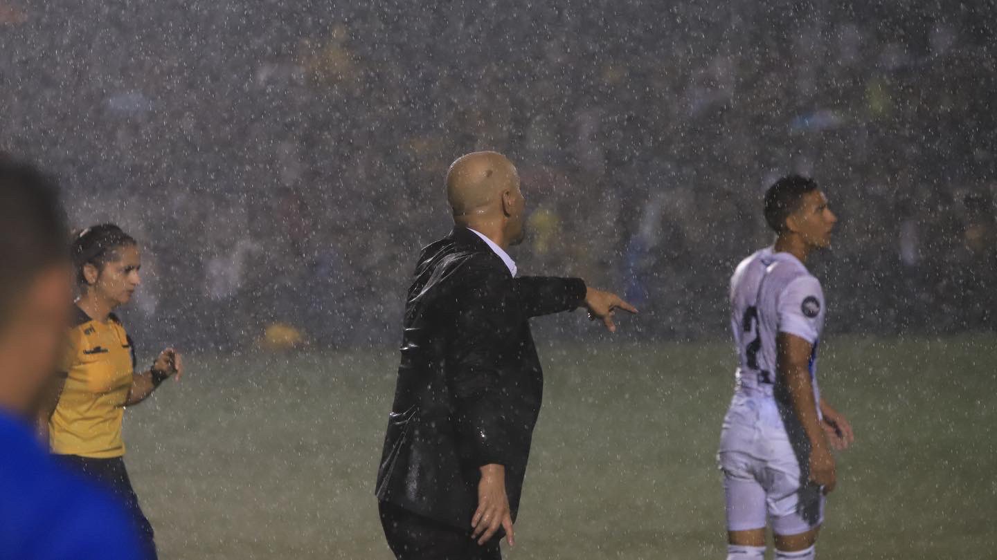 Ni la lluvia los detiene.