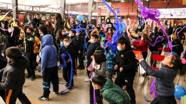 Los niños en el colegio Víctor Jara de La Pintana celebran el hito deportivo