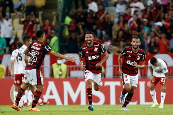 A la Católica y no la U: Mauricio Isla está a detalles de salir de Flamengo con destino a la UC. (Foto: Getty Images)