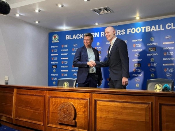 La presentación del nuevo DT del Blackburn Rovers. Foto: Lancs.live