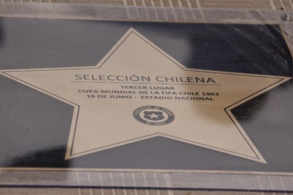 La estrella que a partir de hoy tendrá la selección chilena de 1962 en el Paseo de la Fama del fútbol chileno. | Foto: Agencia Uno