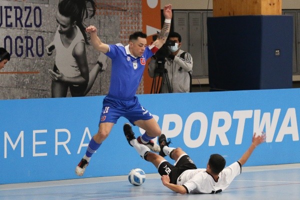 Azules y albos tuvieron un partido muy peleado. Foto: Sebastián Ñanco / U. de Chile Futsal.