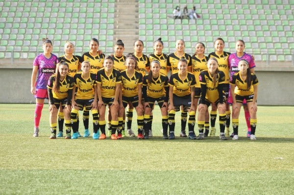 El plantel aurinegro que venció a Copiapó. (Macarena Carvajal Garcías)