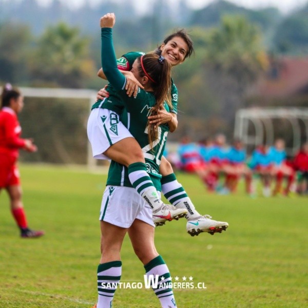 Yamila Pérez y Nicole Mariñelarena anotaron tres y un gol respectivamente en el triunfazo caturro. (Santiago Wanderers)