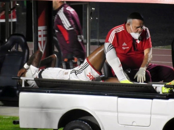Robert Arboleda sufre grave lesión en Sao Paulo, el rival de la Católica en Copa Sudamericana. El ecuatoriano arriesga seriamente su participación en Qatar 2022.