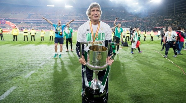 SEVILLA, SPAIN - APRIL 23: coach Manuel Pellegrini of Real Betis with the Copa del Rey Trophy during the Spanish Copa del Rey  match between Real Betis Sevilla v Valencia at the Estadio La Cartuja on April 23, 2022 in Sevilla Spain (Photo by David S. Bustamante/Soccrates/Getty Images)