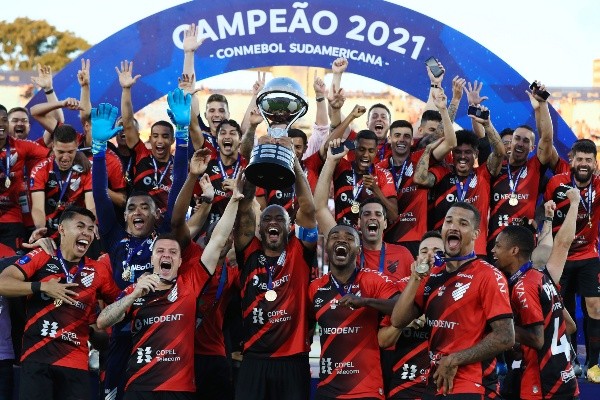Athletico Paranaense fue campeón en 2021: la final 2022 se traslada a Córdoba con Colo Colo y la UC queriendo alcanzarla.