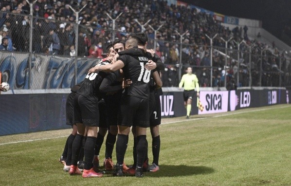 Benegas y sus compañeros celebran el gol de Cazares. | Foto: Independiente