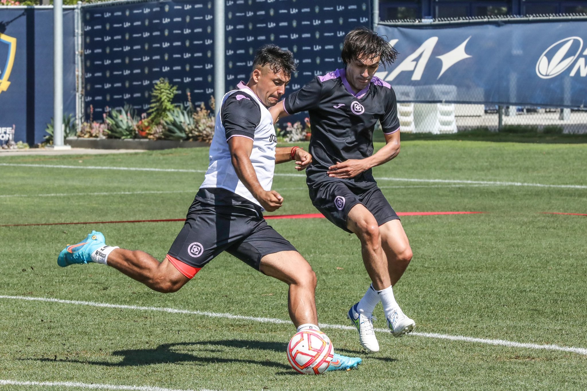 Iván Morales entrenando en Estados Unidos con el Cruz Azul.