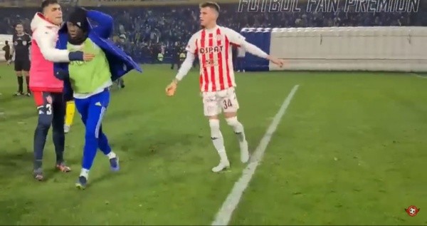 Descontrol del jugador peruano.