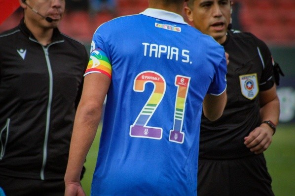 La U también usó los colores característicos de la comunidad LGBT+ en la jineta de capitán. (Foto: Mirko Penha/Redgol)