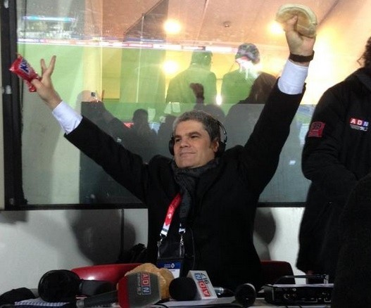Guarello en el estadio con un sánguche y un jugo.