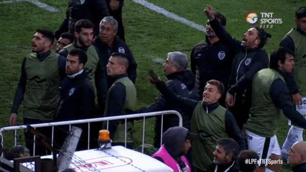 Los futbolistas de Sarmiento identificaron al desubicado. (Foto: Captura TNT Sports)