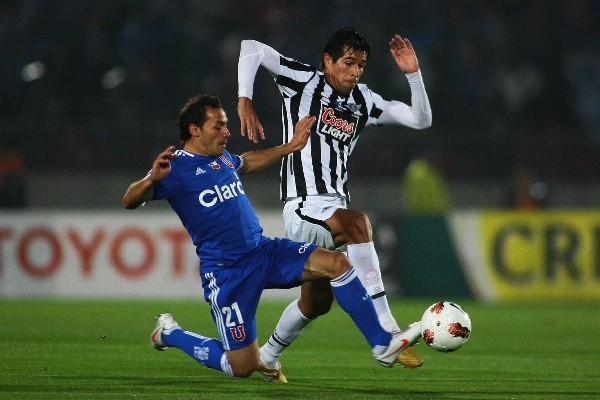 Marcelo Díaz enfrentó a Libertad con la U en la Copa Libertadores 2012. | Foto: Getty