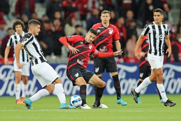 Paranaense y Libertad animaron un entretenido duelo por Copa Libertadores. | Foto: Getty
