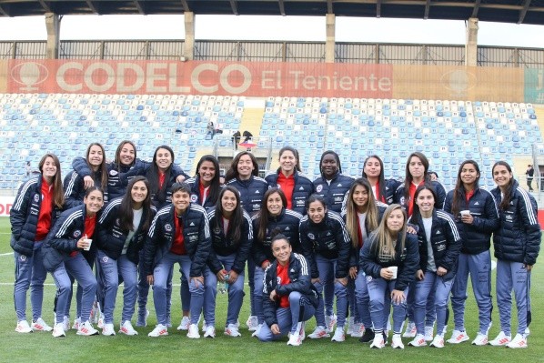 Las jugadoras de La Roja están listas para el amistoso. (Carlos Parra / ANFP)