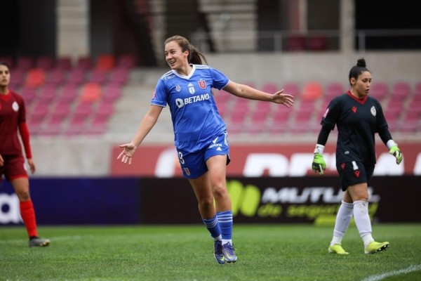 Sonya Keefe lleva 13 goles y es la segunda máxima goleadora del Campeonato Femenino, por detrás de Ysaura Viso (15). (Javiera Mera / U de Chile)