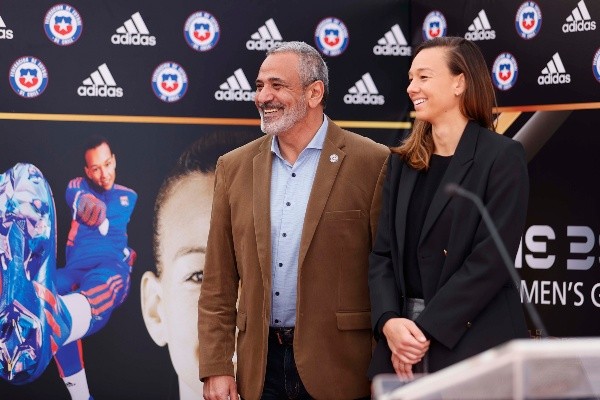 Milad le entregó la estrella del paseo de la fama a Endler este miércoles. (Carlos Parra / ANFP)