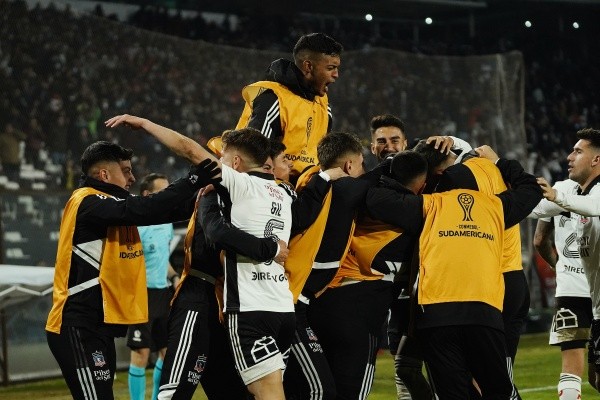 Quinteros y sus pupilos celebraron con todo en Copa Sudamericana. | Foto: Guille Salazar