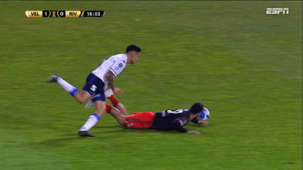 La acción de Paulo Díaz. (Foto: Captura Espn)