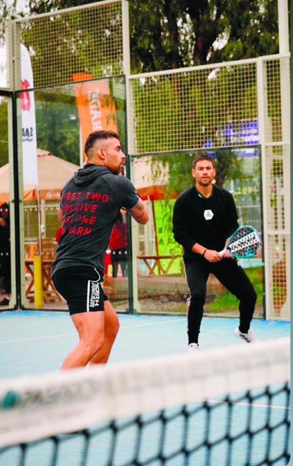 Jorge jugando en compañía de su hermano Claudio. Foto: LUN.