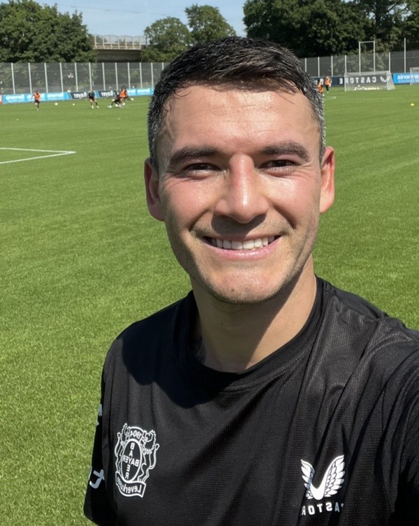 Charles Aránguiz llegó tres días tarde al entrenamiento por problemas de vuelo, pero el Leverkusen está feliz y lo mandó a sacarse una selfie para compartirla.