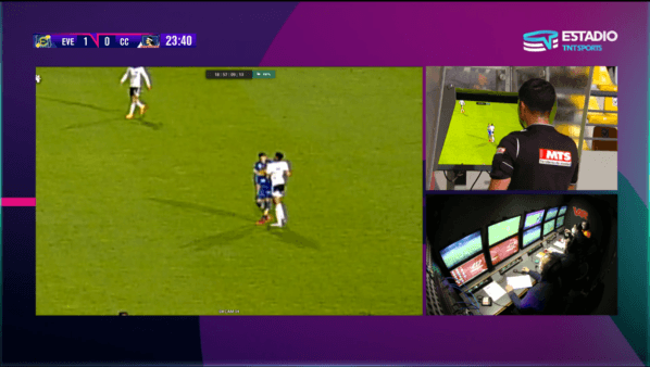 Por esta jugada, Esteban Pavez vio la tarjeta roja y fue expulsado de Colo Colo ante Everton. Foto: TNT Sports