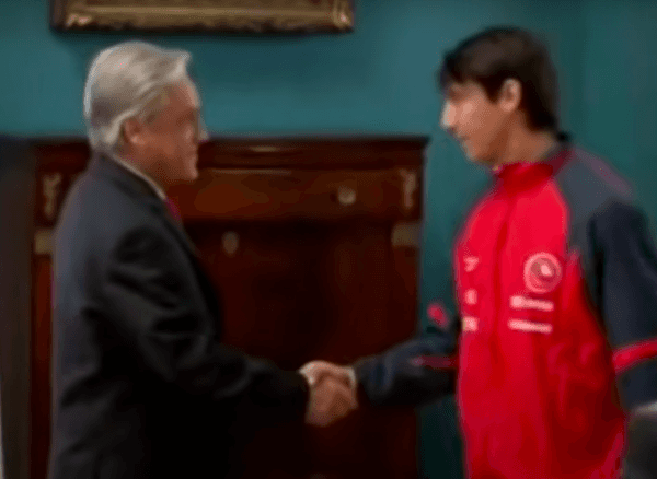 Este fue el momento en que Pablo Contreras saludó a Sebastián Piñera en La Moneda. Foto: YouTube