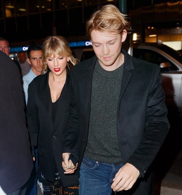 Aseguran que Taylor Swift está comprometida con Joe Alwyn.(Foto: Getty)