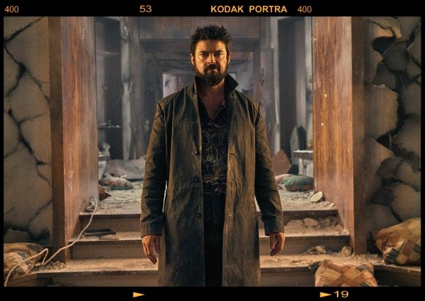 Butcher sigue haciéndole daño a sus amigos a pesar de reconocer sus traumas. (Foto: The Boys TV)